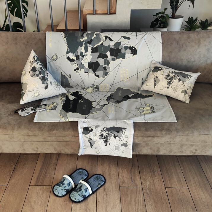 20% OFF -COMBO FIACOSO NUEVO! MANTA CON SOBRE + ALMOHADON + ALMOHADA + ANTIFAZ - MAPA GRIS